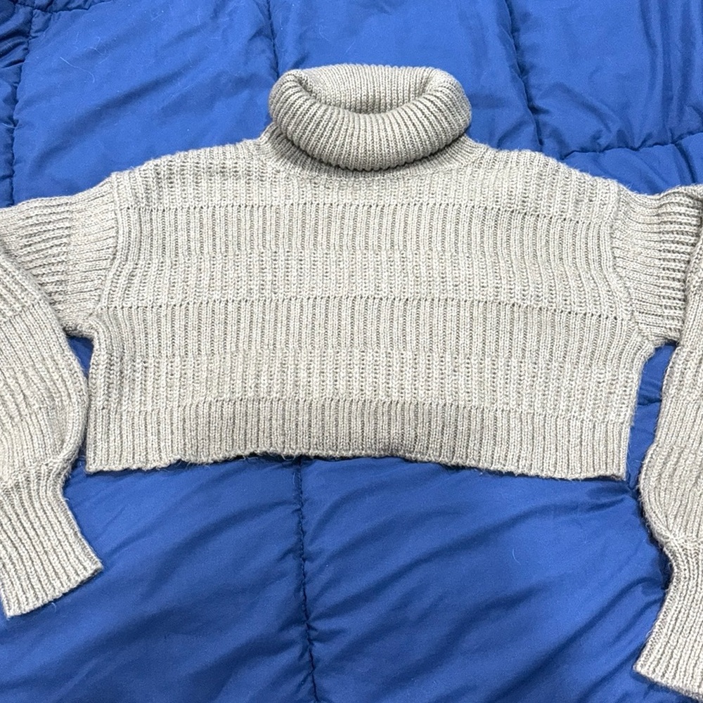 Urban Outfitters Heather Gray /green Knit sweater ( box z)